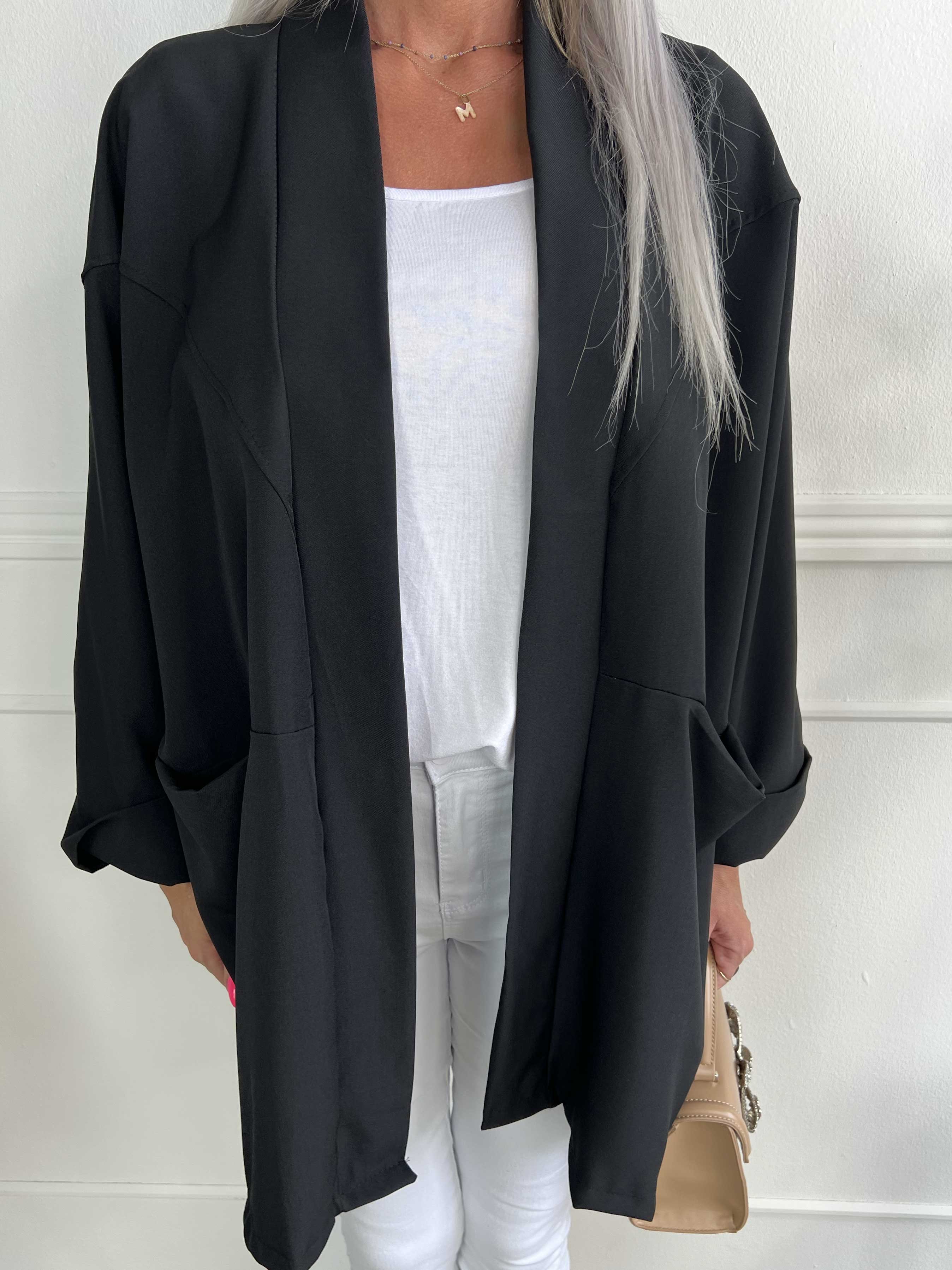 Annah Light Short - Oversized jakke med tydelige syninger og lommer
